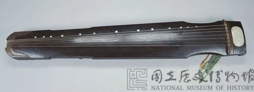 “幽兰”仲尼式琴（清代）实物照片